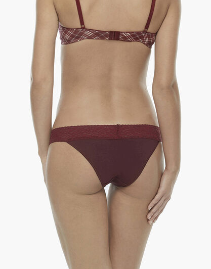 Tanga bordeaux in cotone elasticizzato con cuciture ultrapiatte nella sgambatura e balza in pizzo in vita, , LOVABLE