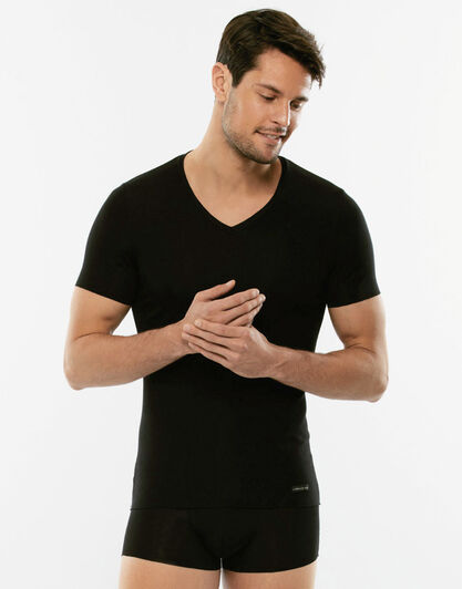 T-Shirt Invisible Cotton nera in cotone elasticizzato con scollo a V-LOVABLE